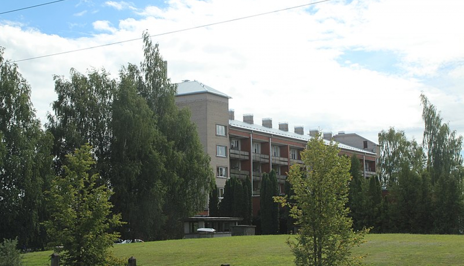 Jēkabpils novada pašvaldības aģentūra „Jaunāmuiža” - daudzstāvu ēka pa gabalu vasarā