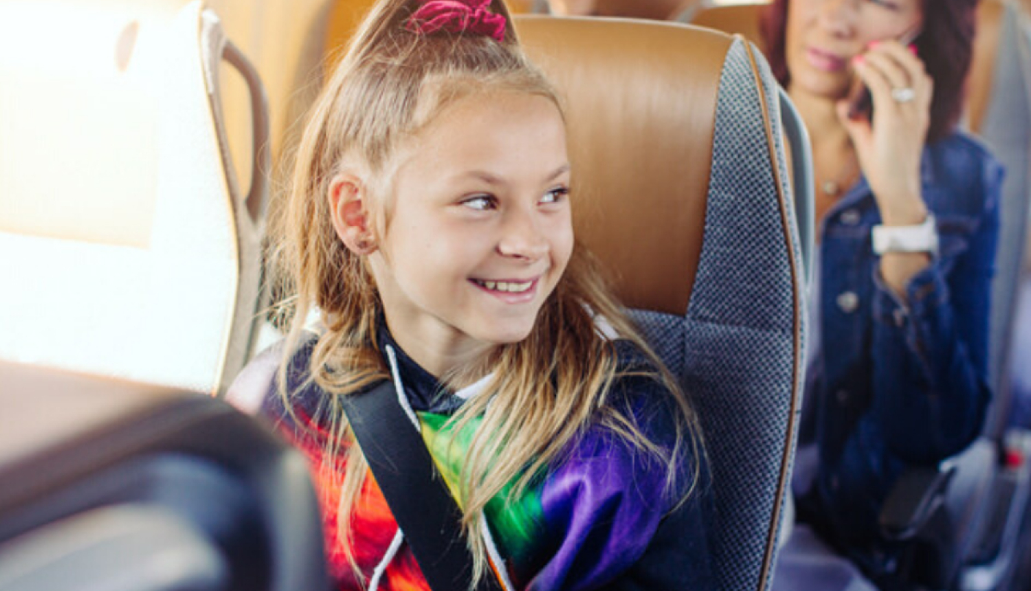 bērns sēž autobusā