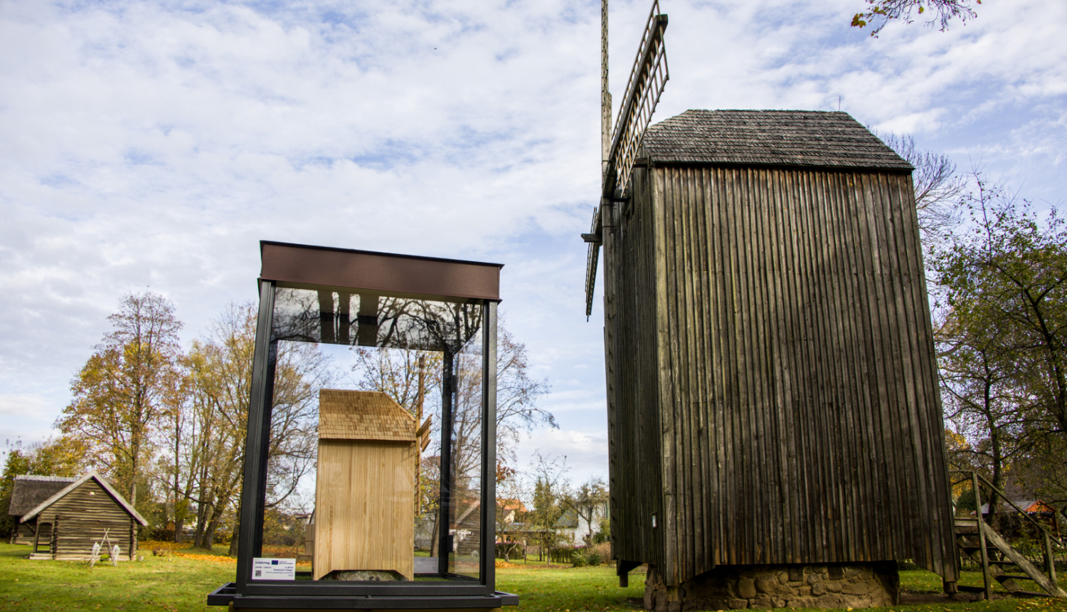 Dzirnavas un dzirnavu makets no sāna