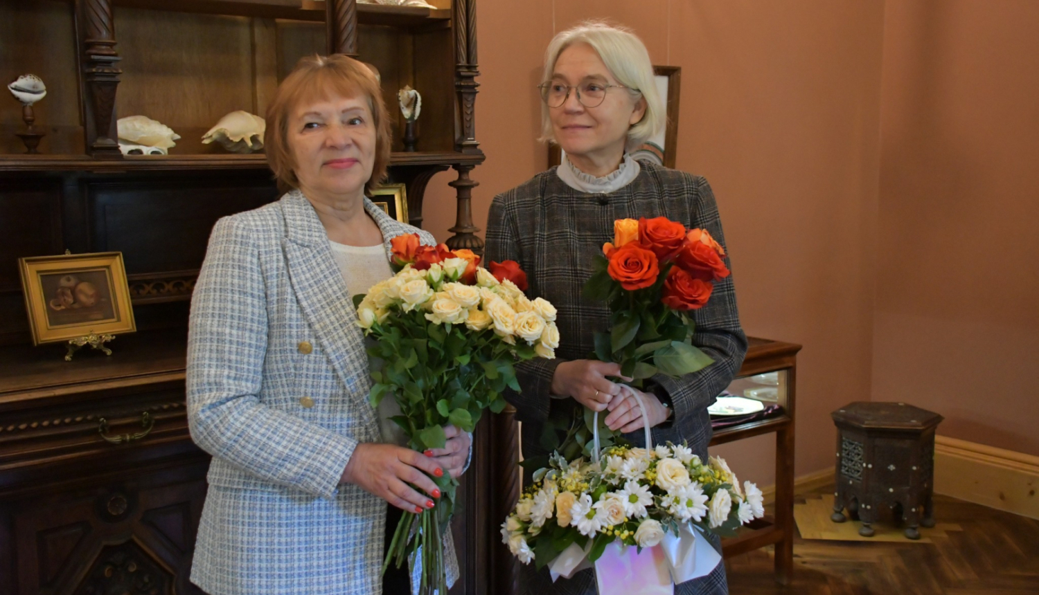 Jēkabpilī pasniegtas “Trīs brāļu” goda zīmes Inesei Berķei un Dacei Lukševicai