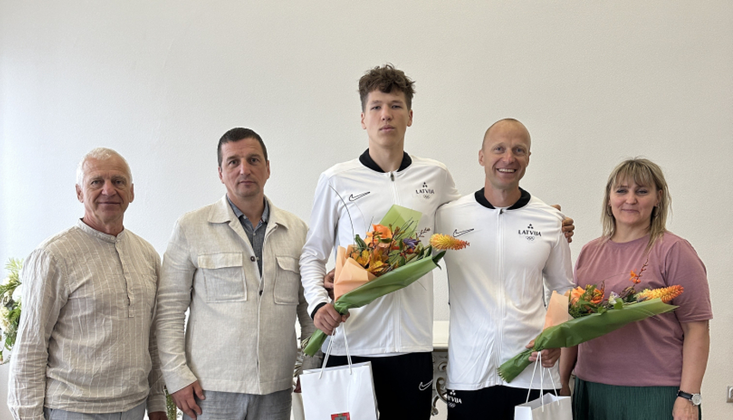 priekšsēdētājs sveic augstlēcēju Danielu Ģiedri