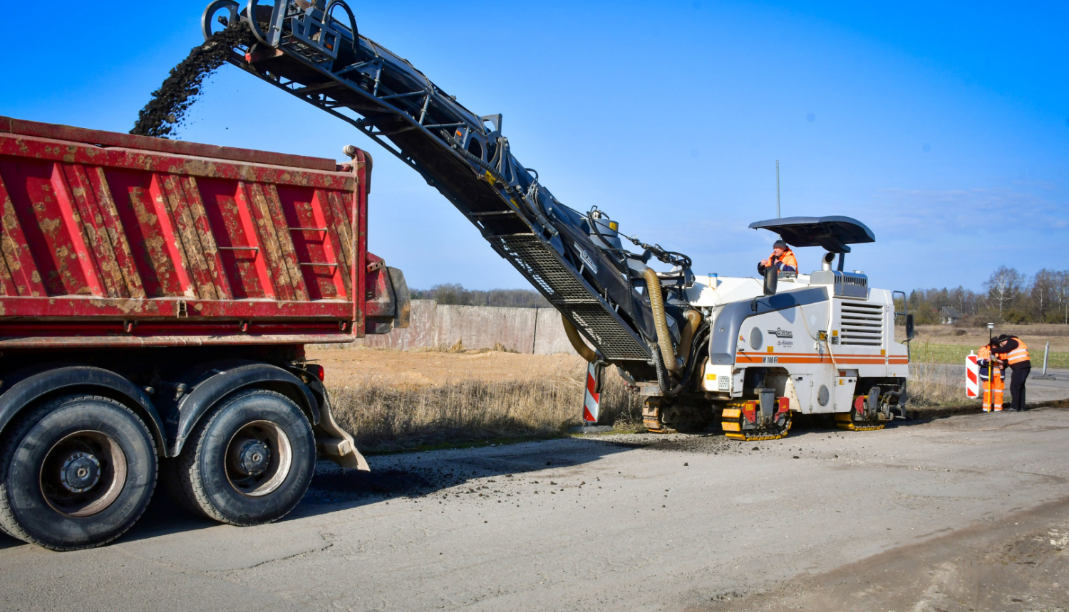 Tiek ņēmts nost vecais asfalts