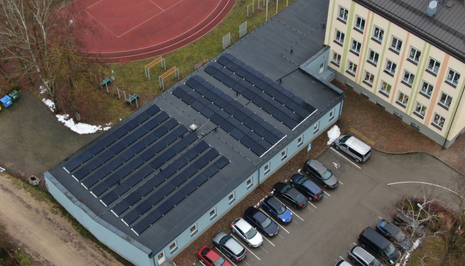 Saules paneļi uz jumta no drona skatu punkta