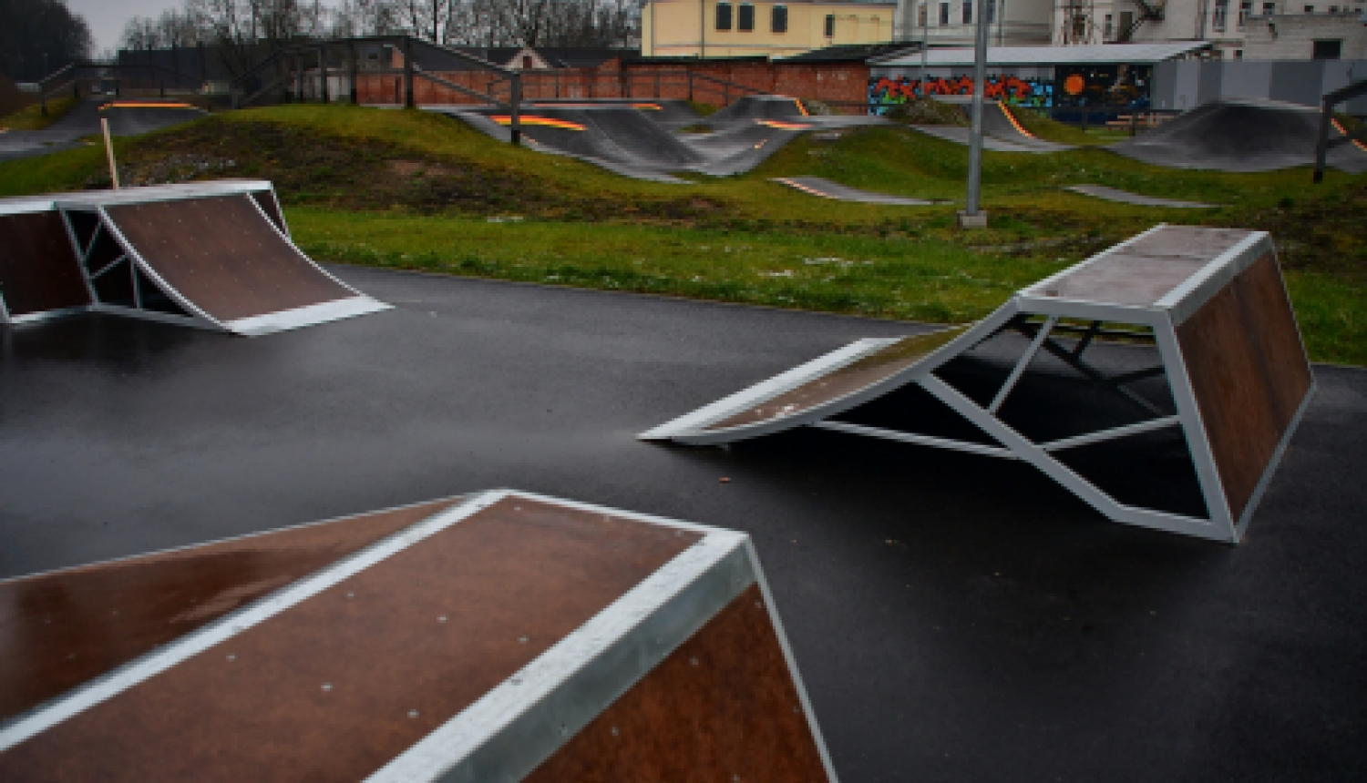 Tiek uzstādītas skeitparka konstrukcijas Jēkabpilī, Filozofu ielā 15