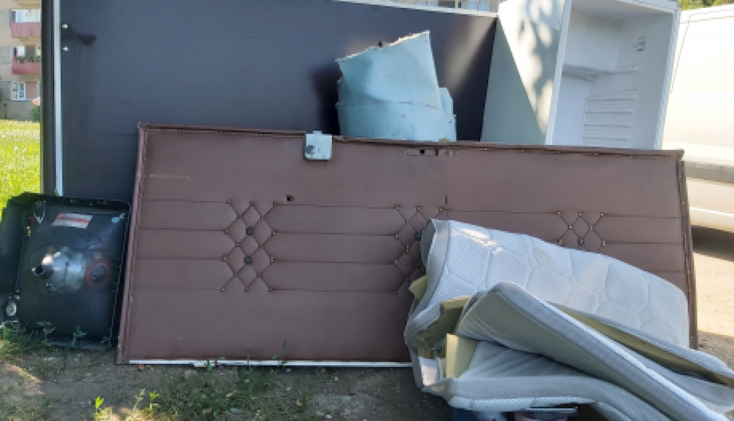 Aicina informēt par lielgabarīta atkritumu izmešanas gadījumiem