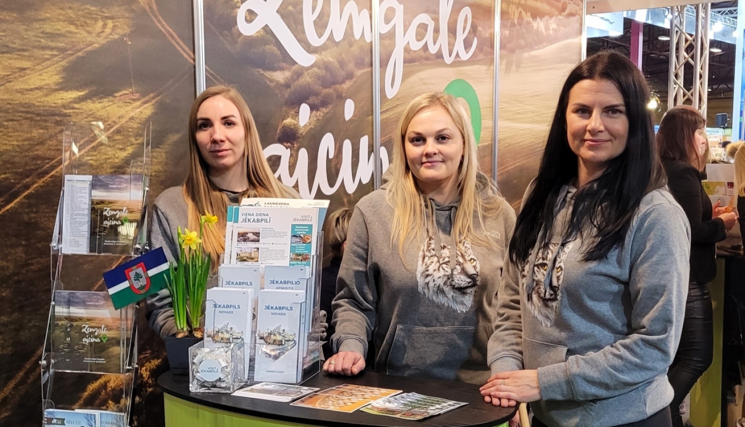 Tūrisma centra darbinieki tūrisma izstādē