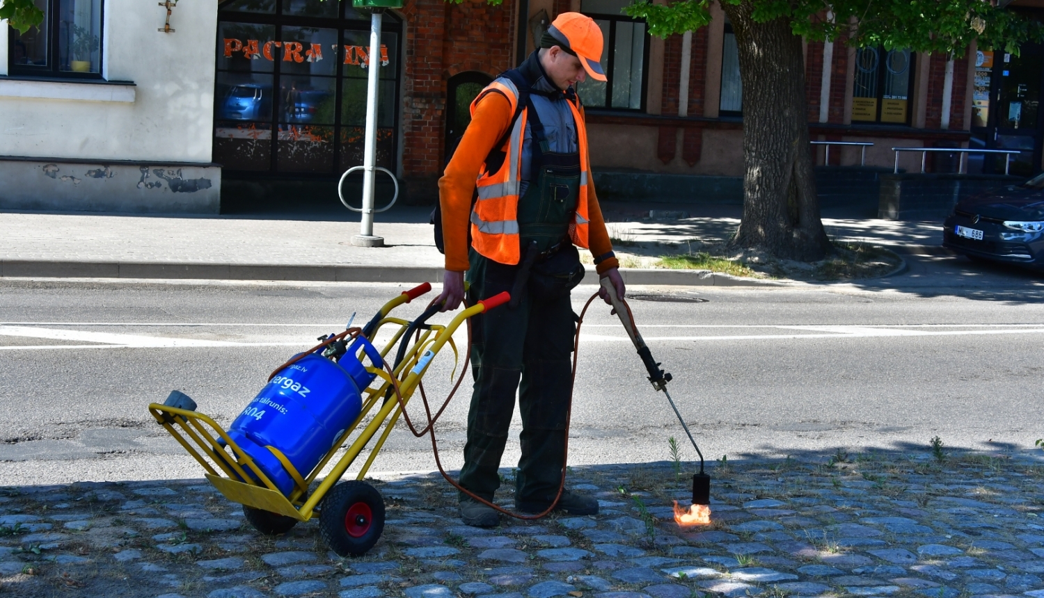 Veic bruģa tīrīšanu ar dedzināšanas metodi
