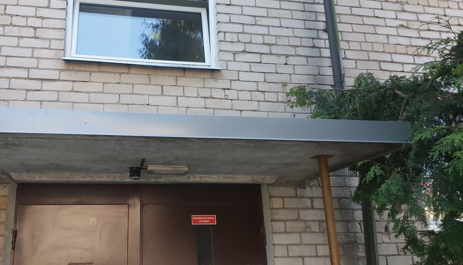 Pēc ēkas jumtiņa remonta 