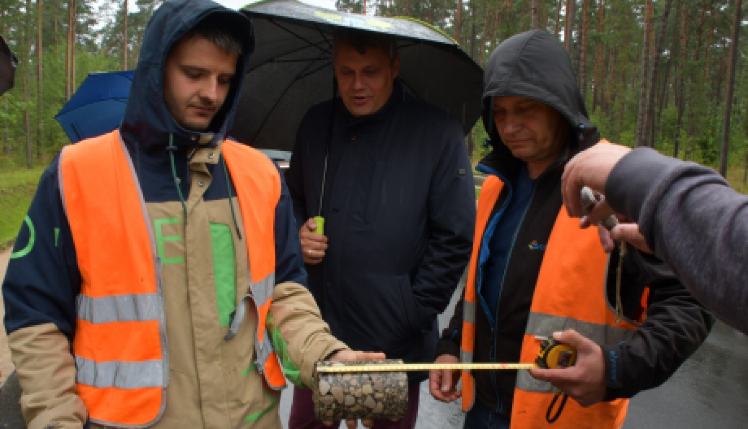 Dolomīta ielā veic urbumus ielu seguma kvalitātes pārbaudei
