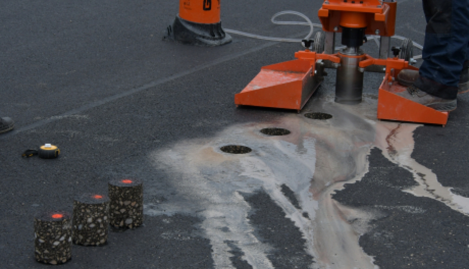 Veic asfaltbetona paraugu urbšanu Zīlānu ielas posmā no Rīgas līdz Ventas ielai