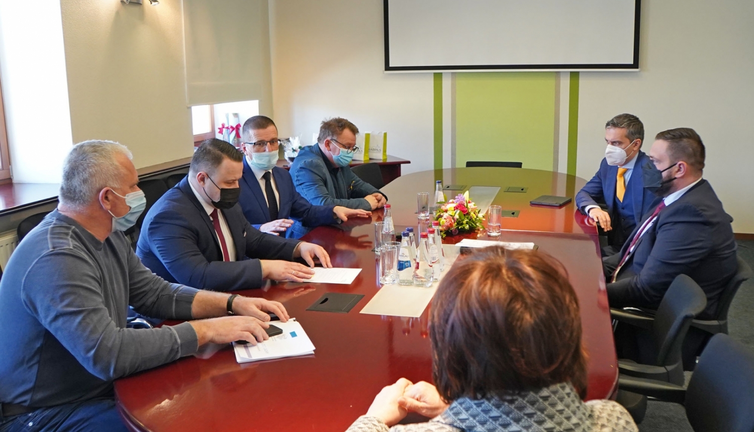 Ekonomikas ministrijas un Jēkabpils novada pārstāvji domes sēžu zālē