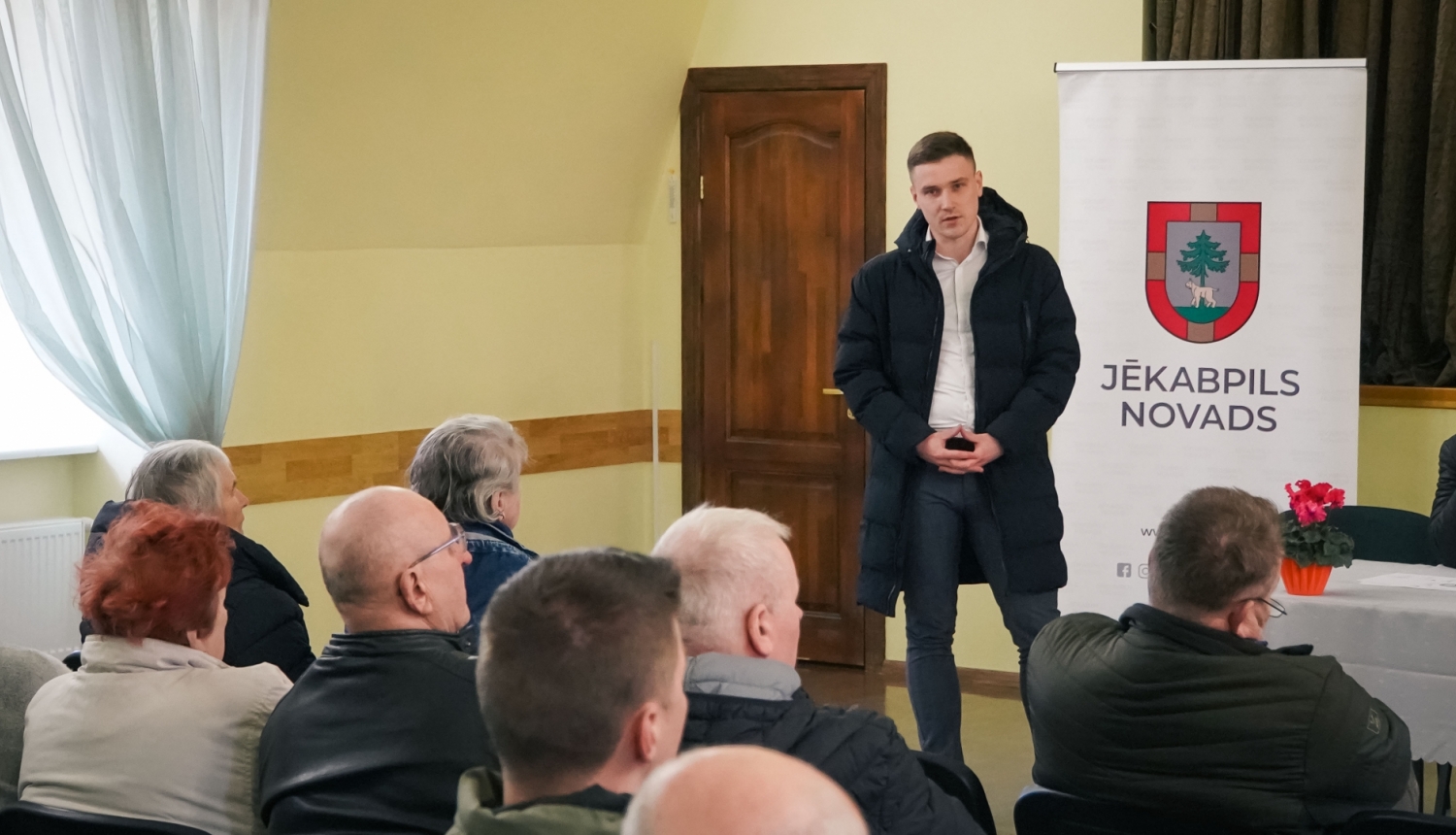 Jānis Striks uzrunā iedzīvotājus