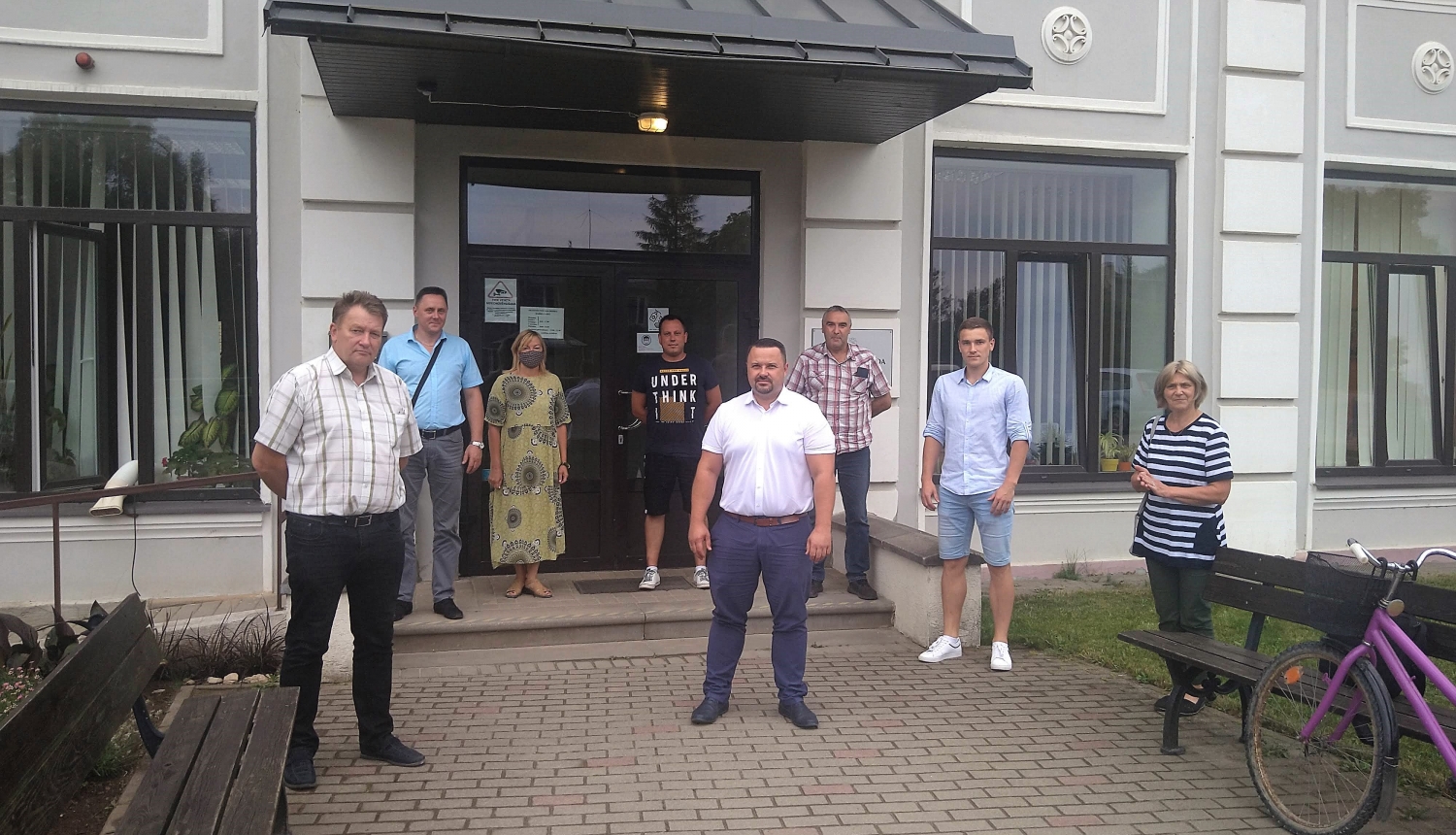 Jēkabpils novada domes priekšsēdētāja vietnieks attīstības  jautājumos Kārlis Stars,  domes priekšsēdētāja vietnieks izglītības un kultūras  jautājumos Alfons Žuks un deputāts Ainars Vasilis tikās ar Aknīstes administrāciju, iestāžu vadītājiem un speciālistiem.