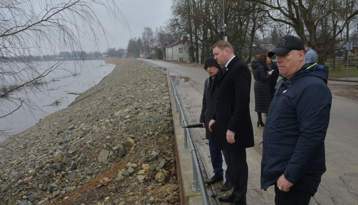 Saeimas priekšsēdētājs E.Smiltēns Jēkabpilī tiekas ar novada domes priekšsēdētāju R.Ragaini un apskata plūdos cietušo aizsargdambi