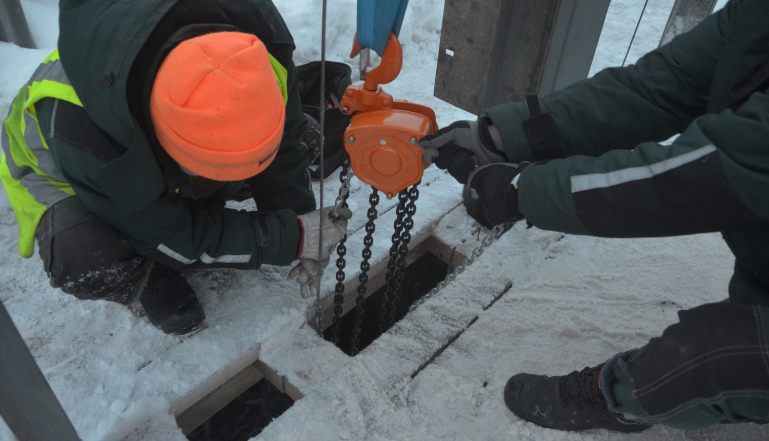 Strādnieki un Krustpils pils dīķa slūžas