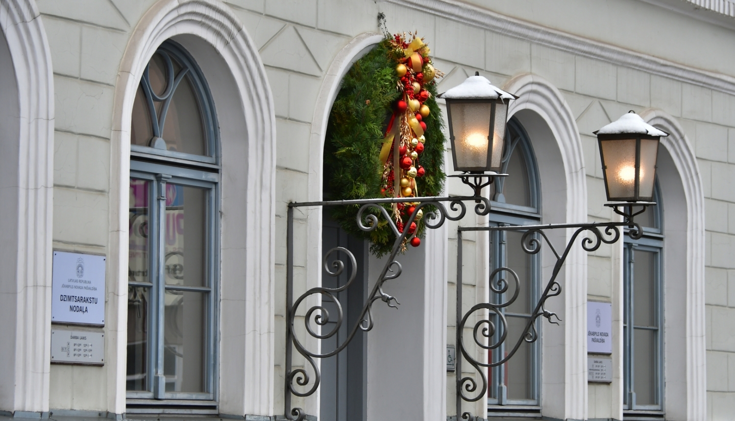 Ziemassvētku vainags pie domes ēkas