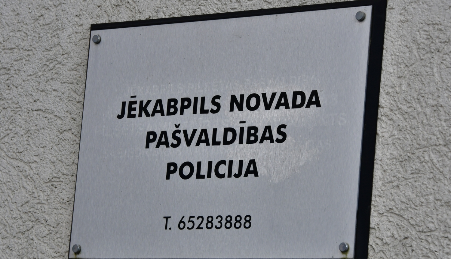 Plāksnīte ar uzrakstu Jēkabpils novada Pašvaldības policija