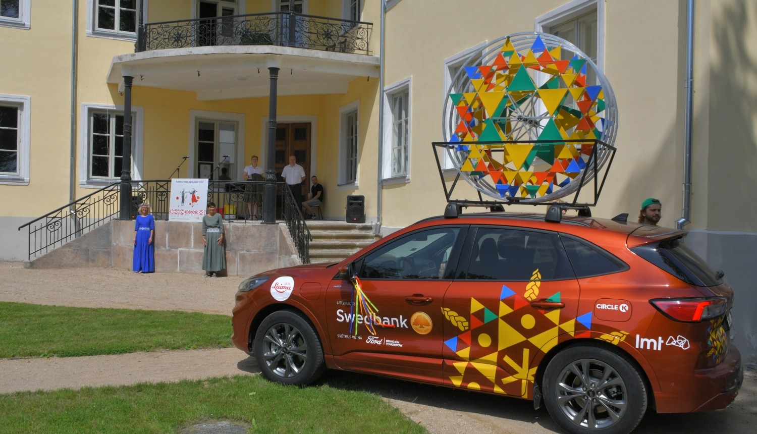 Dziesmu un deju svētku vēstneši Krustpils pils dārzā