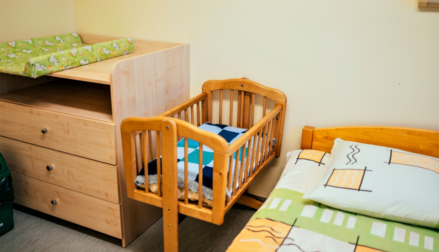 Slimnīcas palāta ar bērnu šupulīti