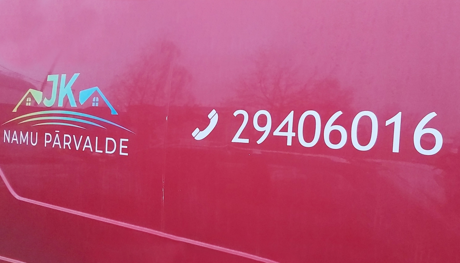 Tālruņa numurs uz sarkanas automašīnas sāna