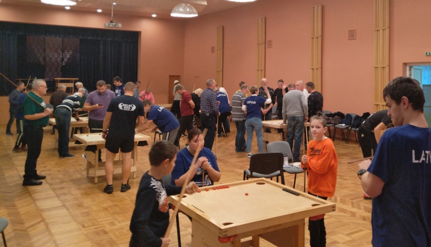 Novusa spēlētāji iekštelpās Gārsenē