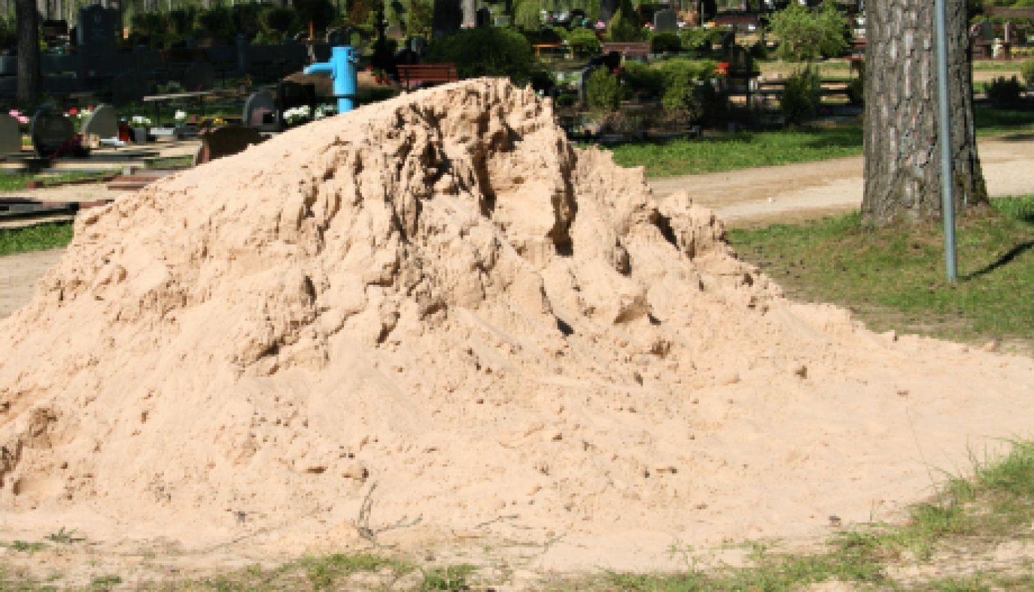 Jēkabpils pilsētas kapos tiks piegādāti 150 kubikmetri smilts kapavietu sakopšanai