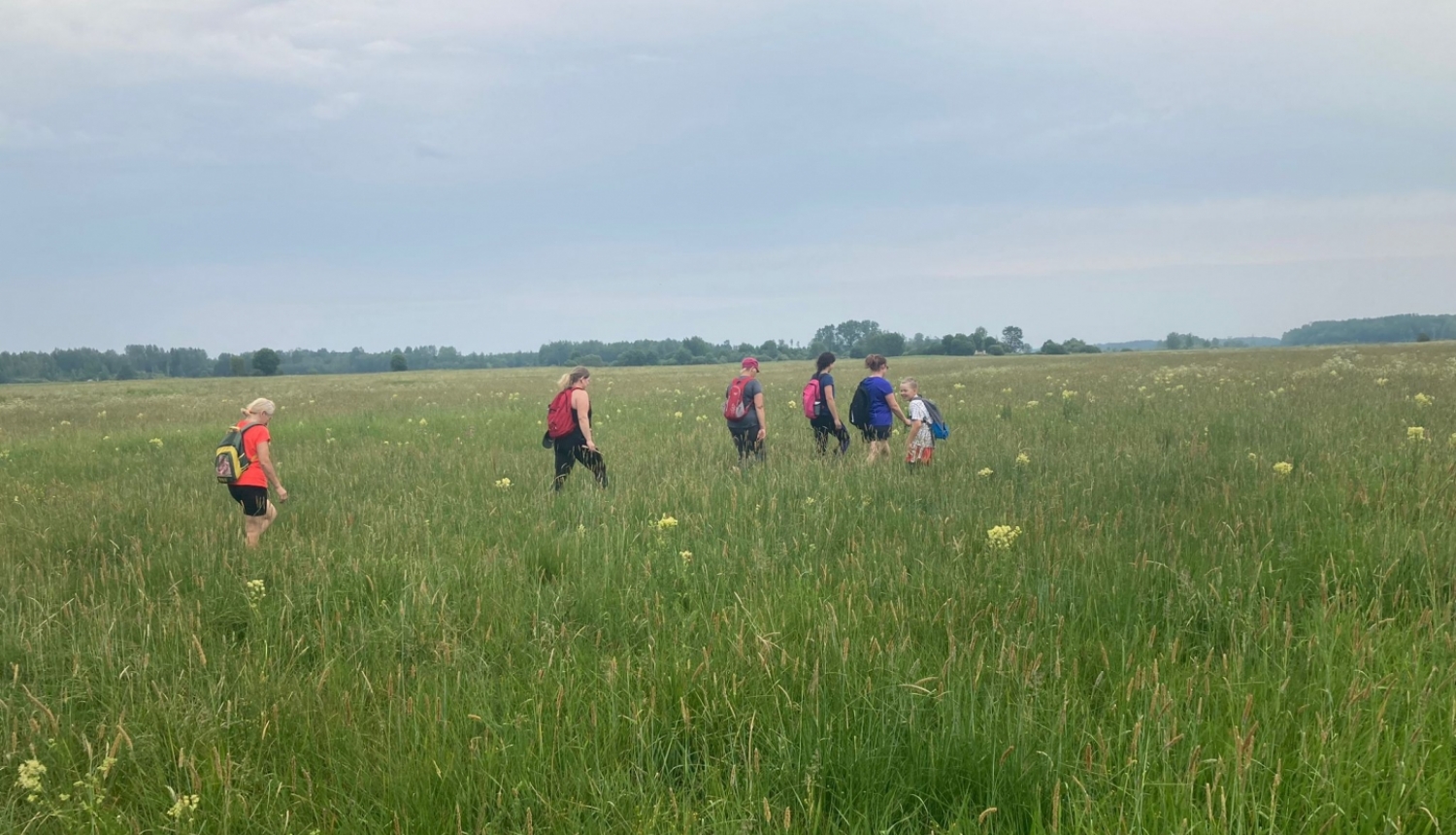 Cilvēki pārgājienā