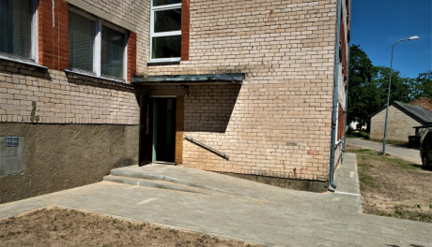 Veikti daudzdzīvokļu mājas ieejas zonas remontdarbi Meža ielā 10.