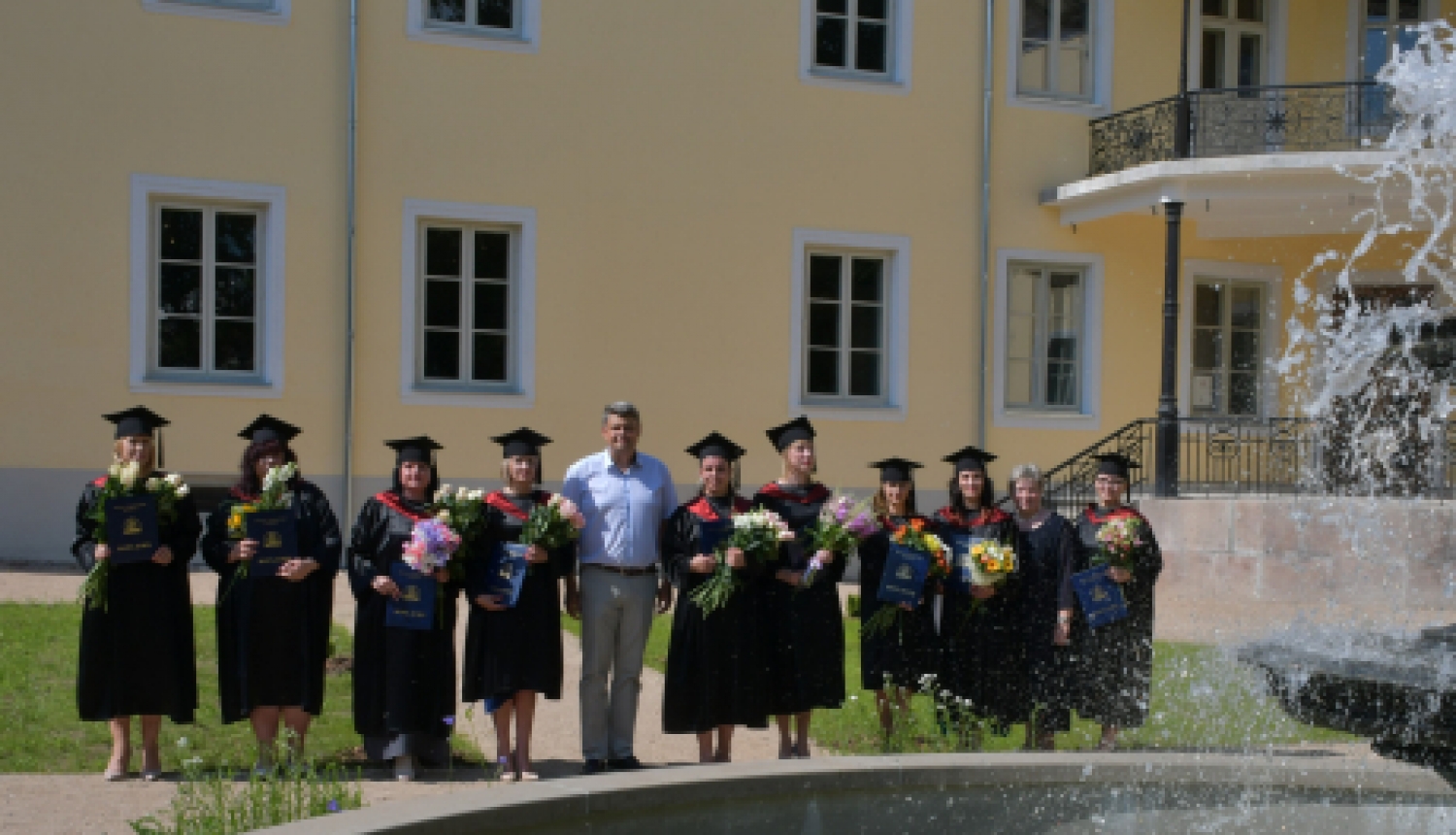 Pasniedz diplomus Baltijas Starptautiskās akadēmijas Jēkabpils filiāles absolventiem