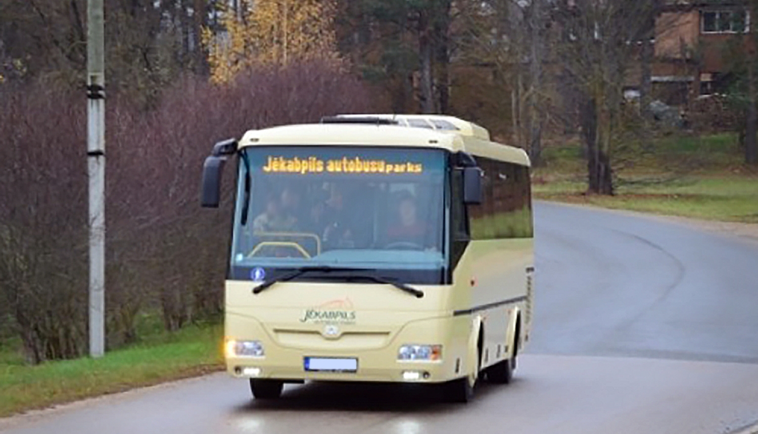 SIA Jēkabpils autobusu parks autobuss brauc pa ielu pretī fotogrāfam