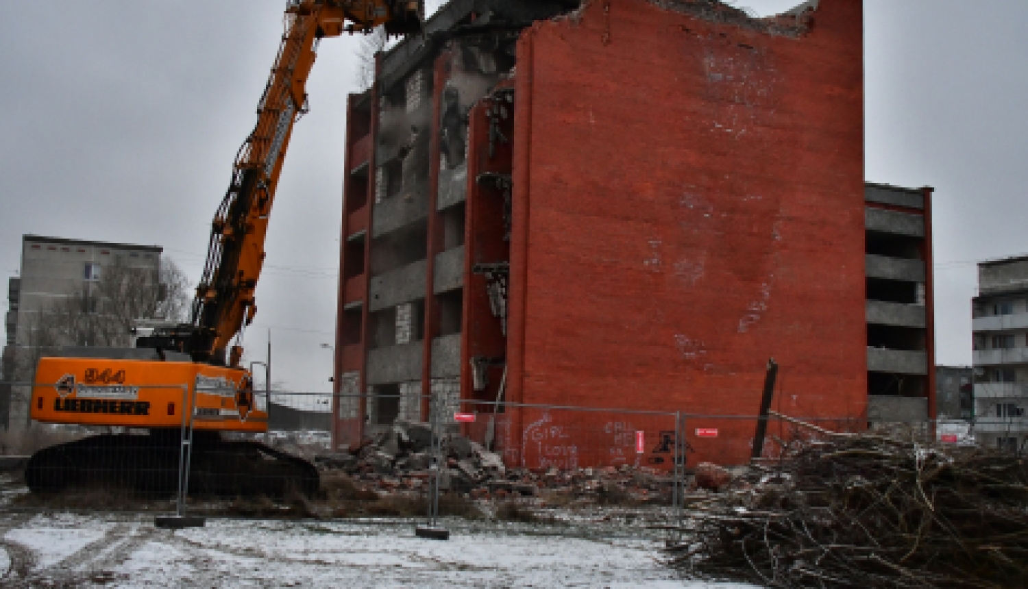 Uzsākta grausta nojaukšana Slimnīcas ielā 8, Jēkabpilī 