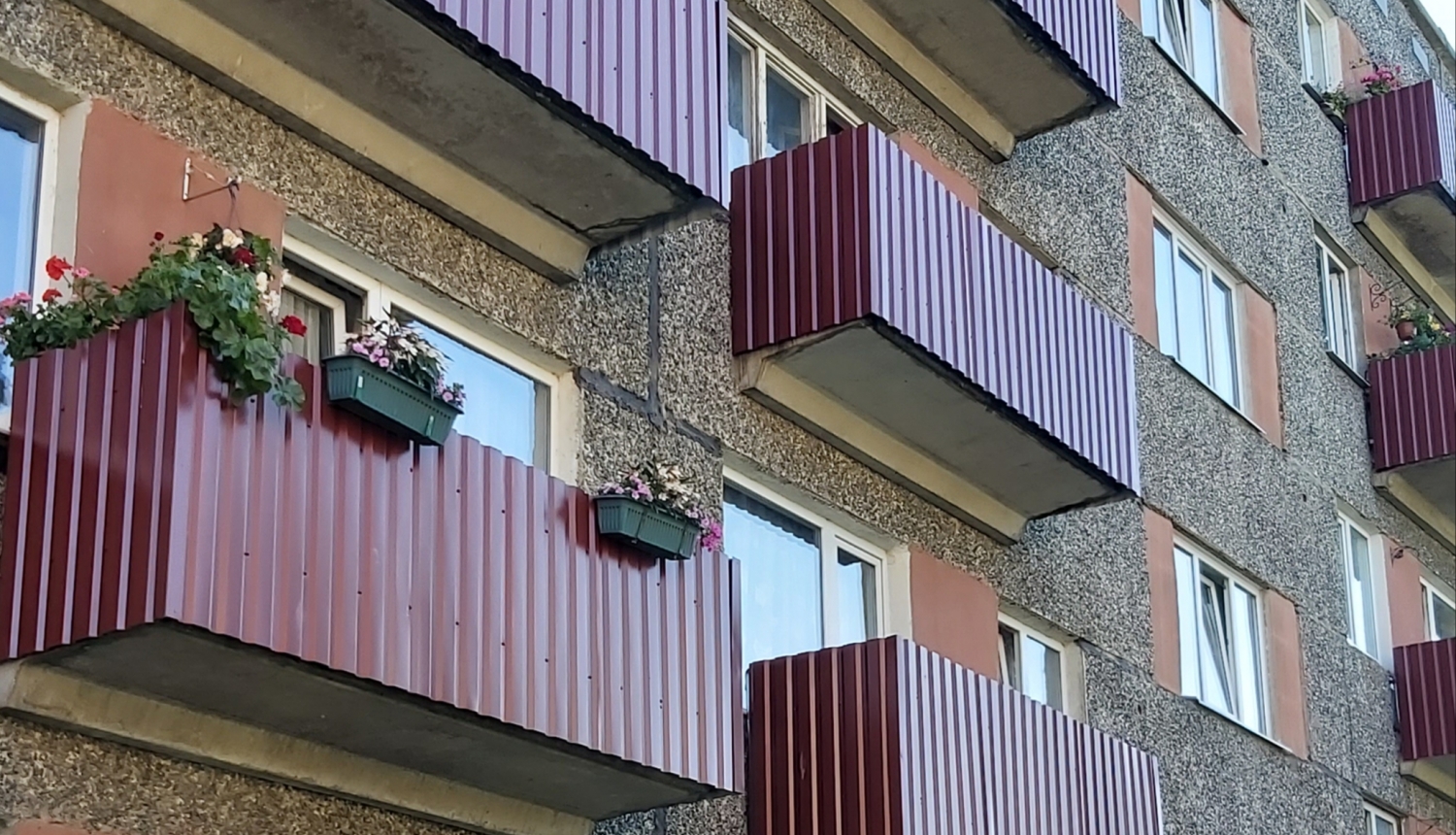 Daudzdzīvokļu nama balkoni pēc atjaunošanas