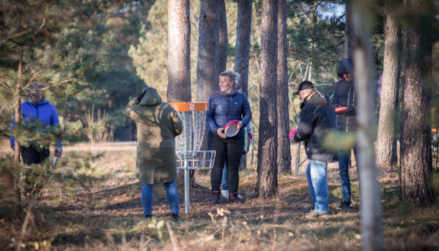 Jēkabpils Mežaparkā atvērts disku golfa parks “Lūša ķepa”