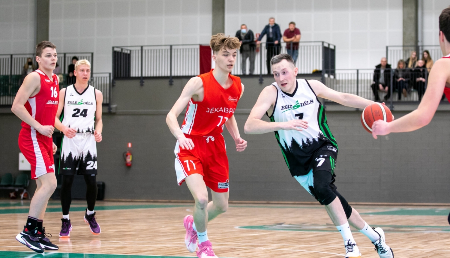 basketbolisti skraida pa laukumu