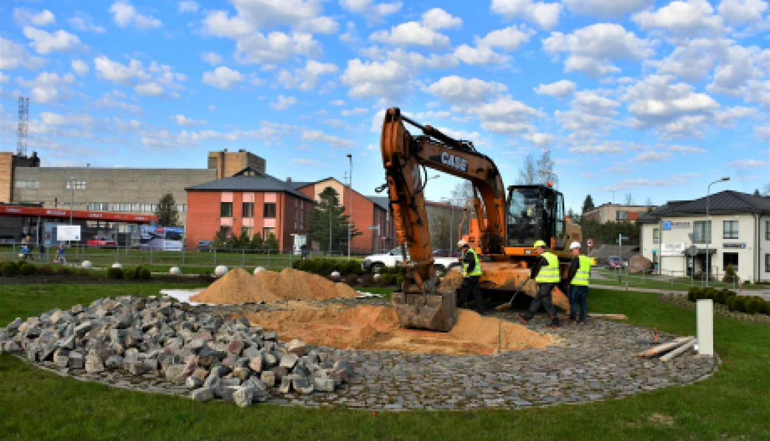 Brīvības ielas rotācijas aplī uzstāda karoga mastu