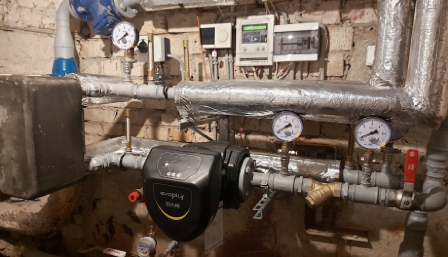 Uzstāda automatizētos siltummezglus un turpina mainīt kanalizāciju