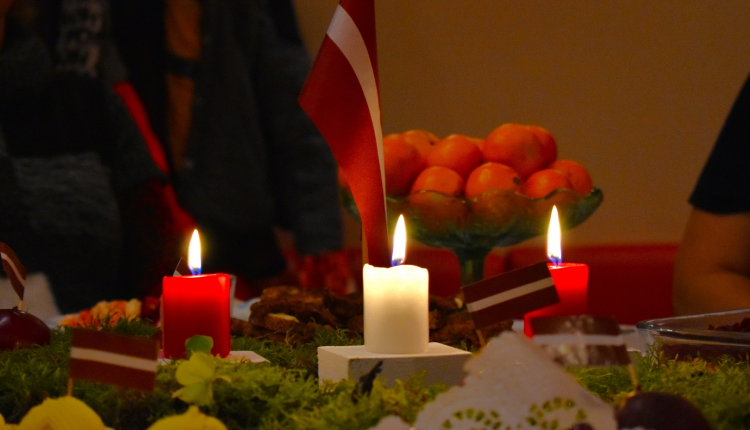 Latvijas karodziņš un Adventes sveces