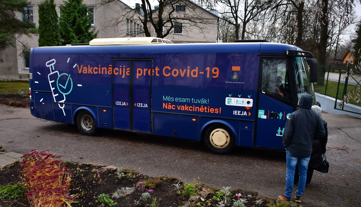 Vakcinācijas buss Jēkabpilī pie Krustpils pamatskolas