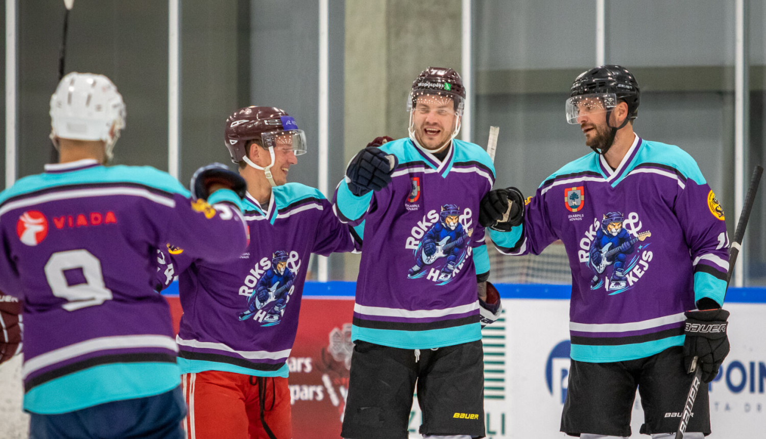 hokejisti formās ar Jēkabpils novada ģerboni