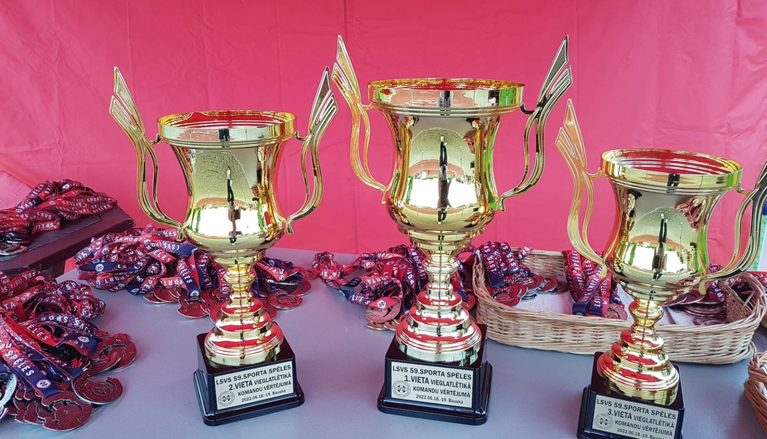 Vieglatlētikas kausi stāv uz galda