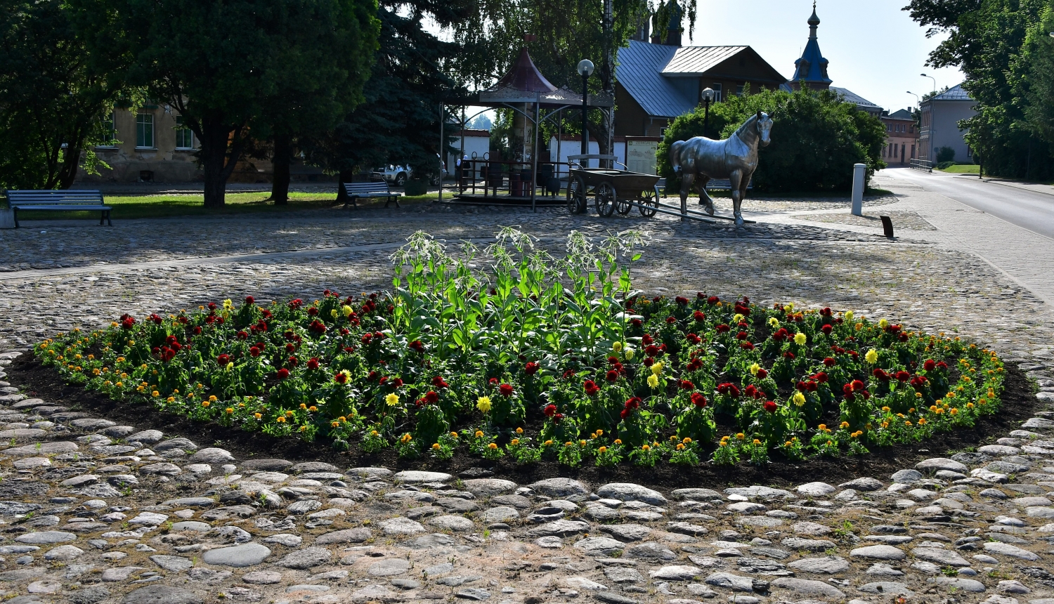 Trešdienas tirgus laukums ar zirga skulptūru