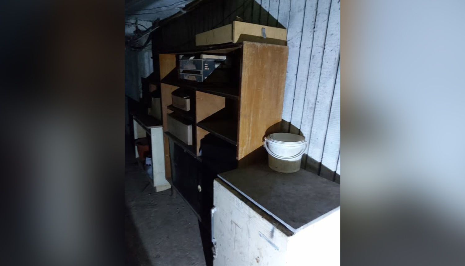 Skapji un priekšmeti tumšā pagrabtelpā