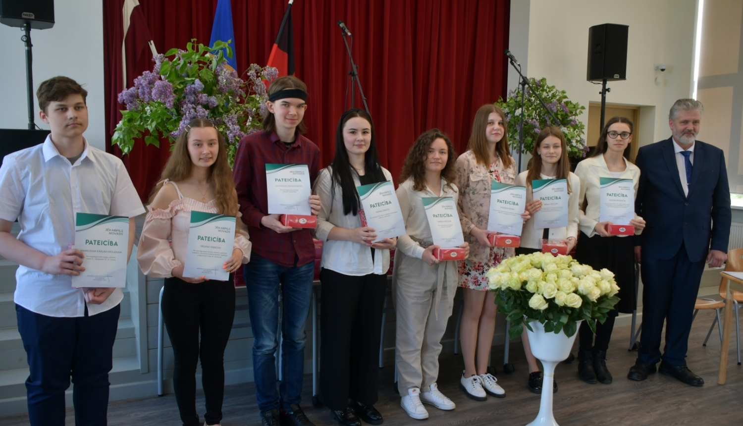 Foto no skolēnu sumināšanas pasākuma