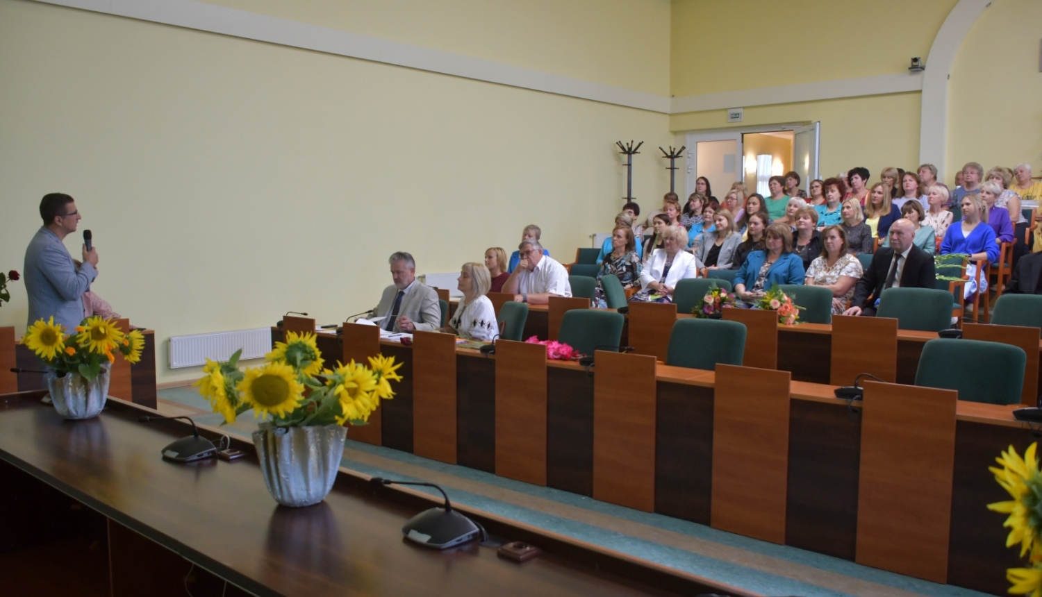Pedagogu konferences dalībniekus uzrunā Raivis Ragainis