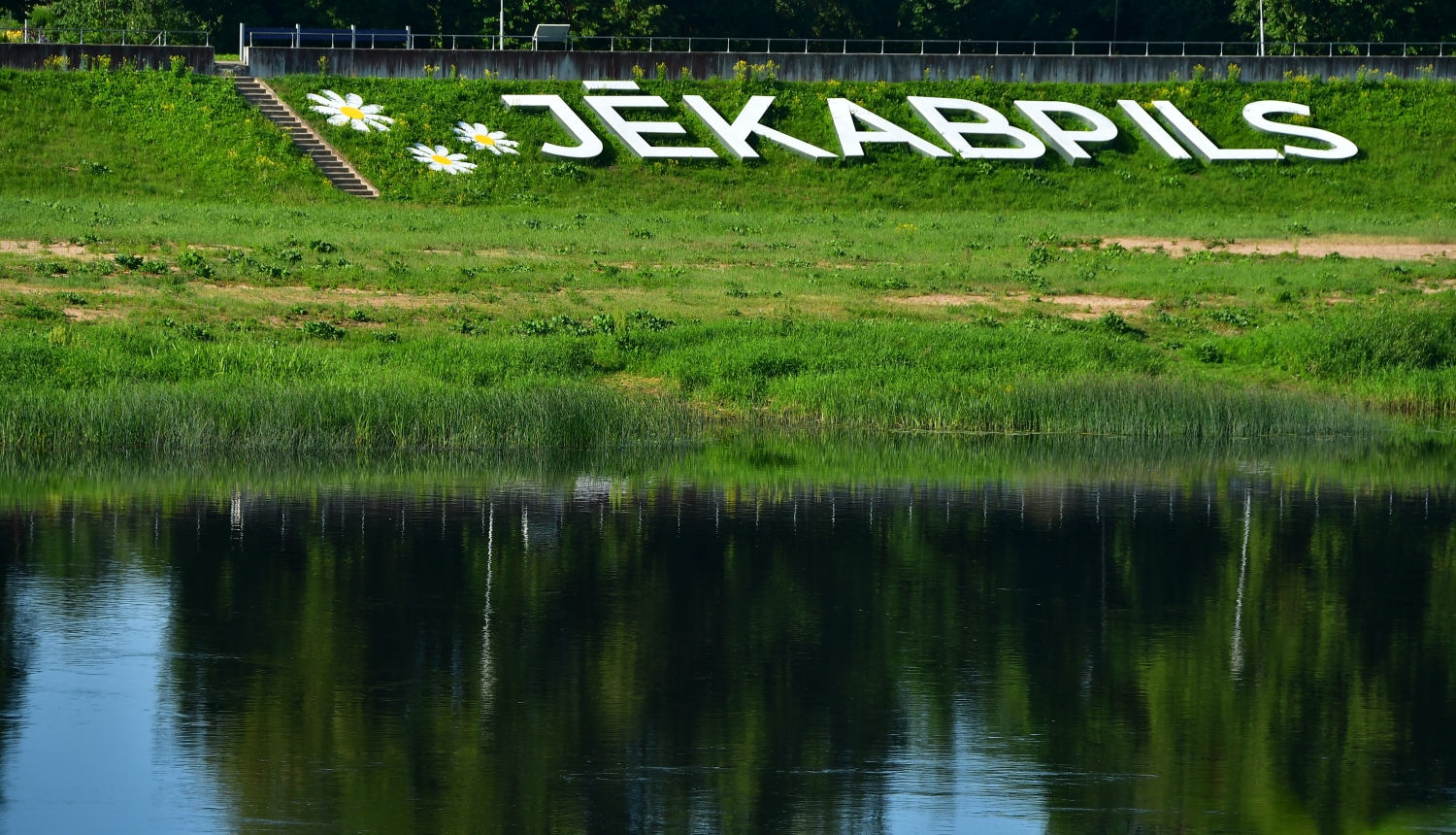 Uzraksts Jēkabpils pie Daugavas