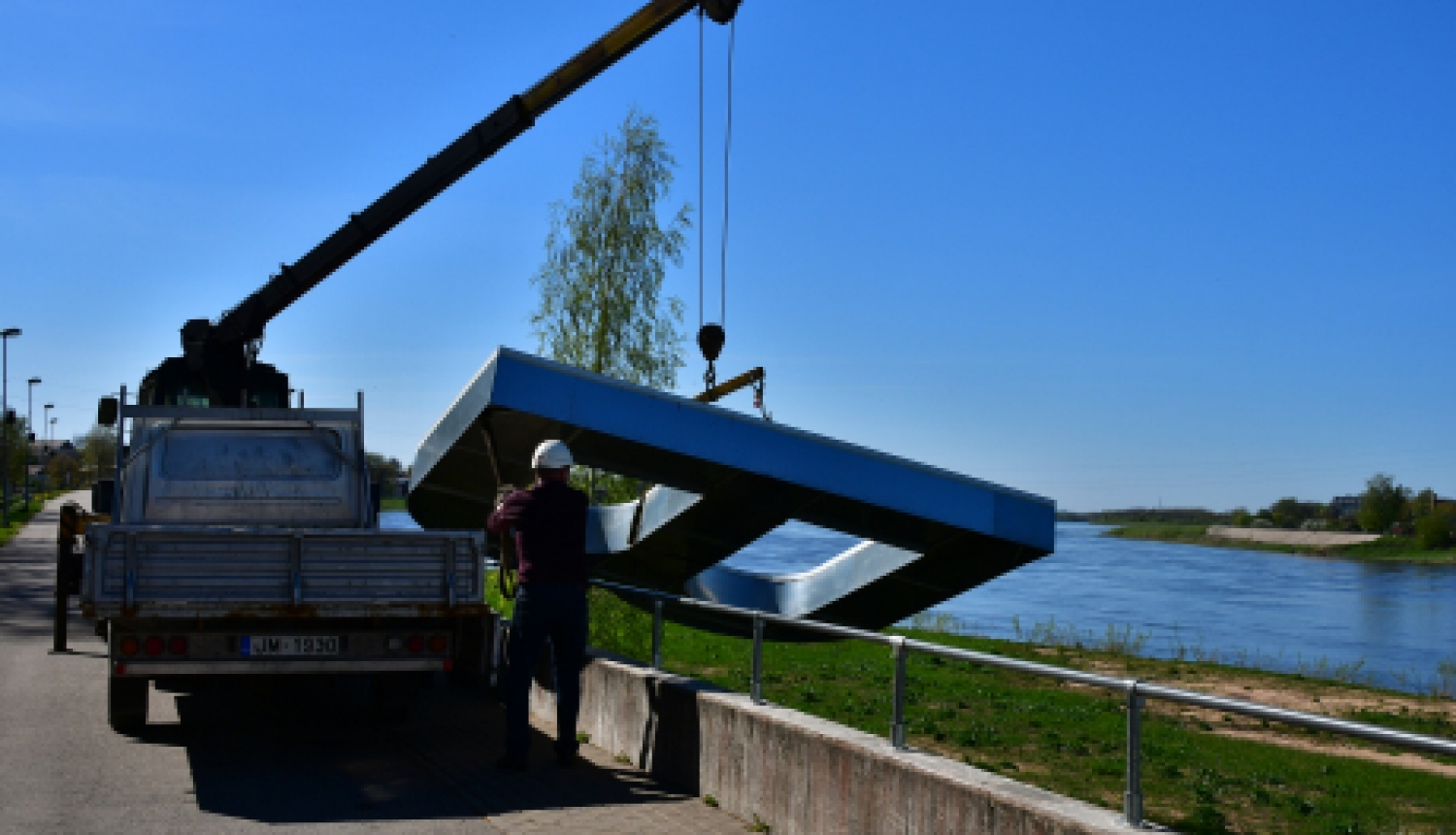 Uz dambja nogāzes veido uzrakstu “JĒKABPILS”