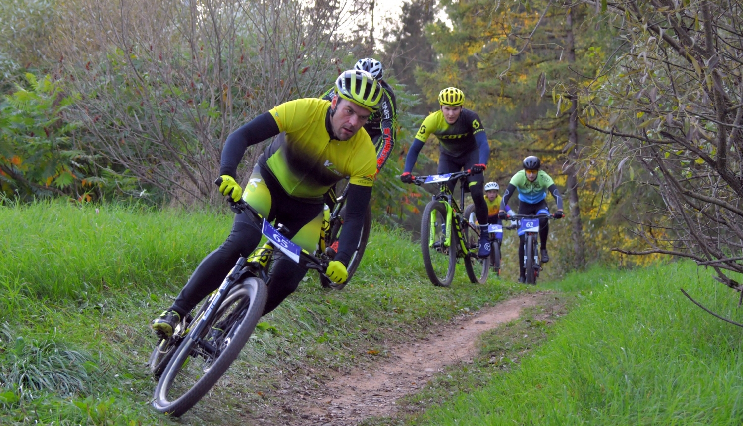 Pusstundas velobrauciens