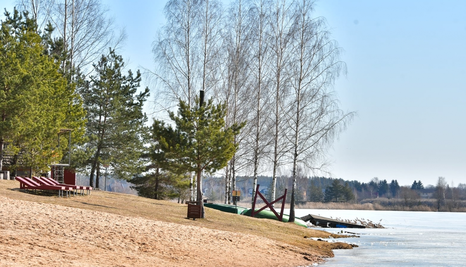 Radžu ūdenskrātuve pavasarī - zāle vēl nav izdīgusi, krastā vēl ledus