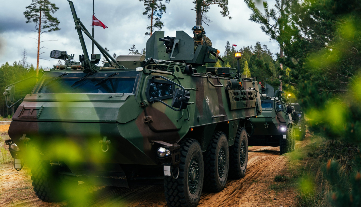 Bruņu tehnika pārvietojas pa mežu