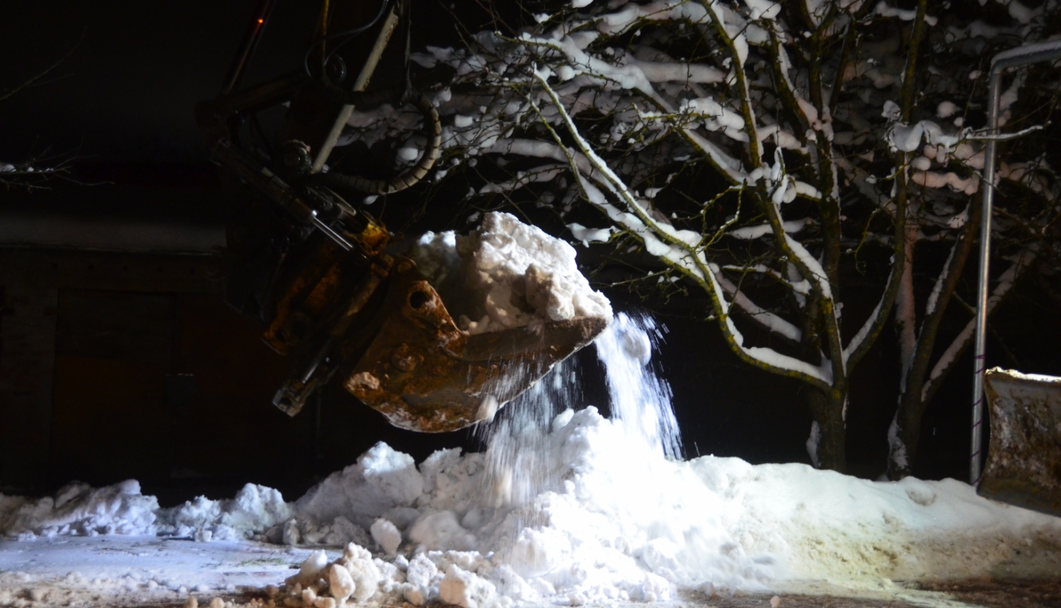 Traktora kauss ar sniegu